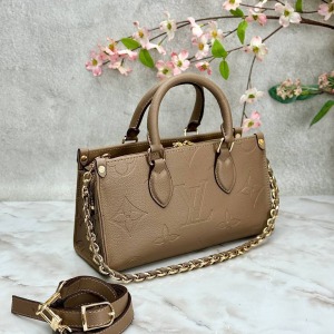 Louis Vuitton - OnTheGo East West - Bej