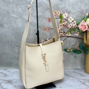 Yves Saint Laurent - LE 5 À 7 Soft Small - Krem